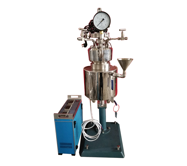 KCFD低壓系列--快開卡環(huán)結(jié)構(gòu)-釜體下落、電加熱管加熱、翻轉(zhuǎn)出料正面照片