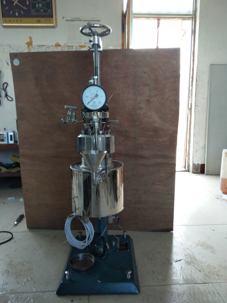 KCF系列--釜體可翻轉(zhuǎn)出料、夾套電加熱管加熱導(dǎo)熱油1