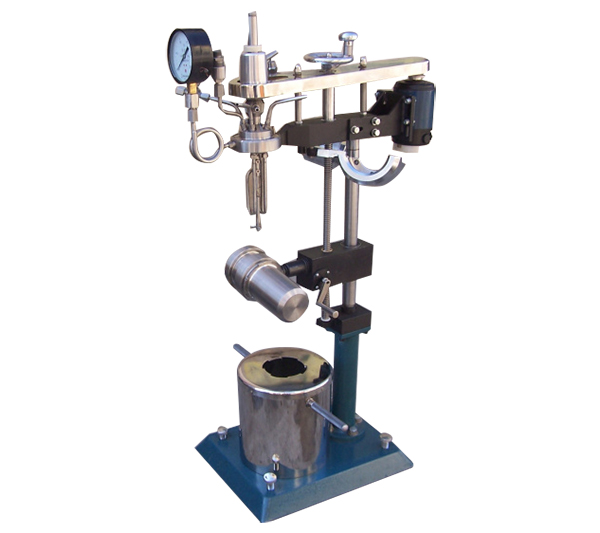 KCFD系列--快開卡環(huán)結(jié)構(gòu)-釜體下落、翻轉(zhuǎn)出料側(cè)面照片